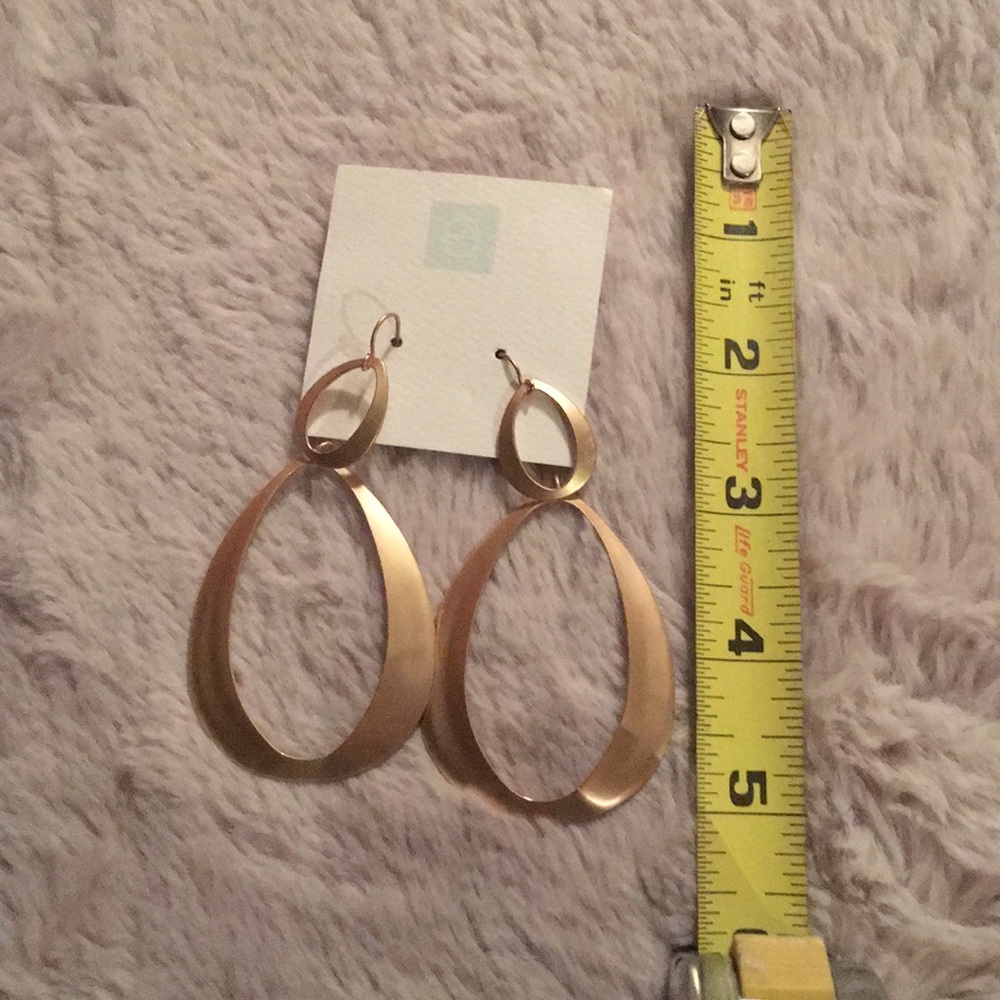 Cool polished gold tone earrings - Picture 2 of 2